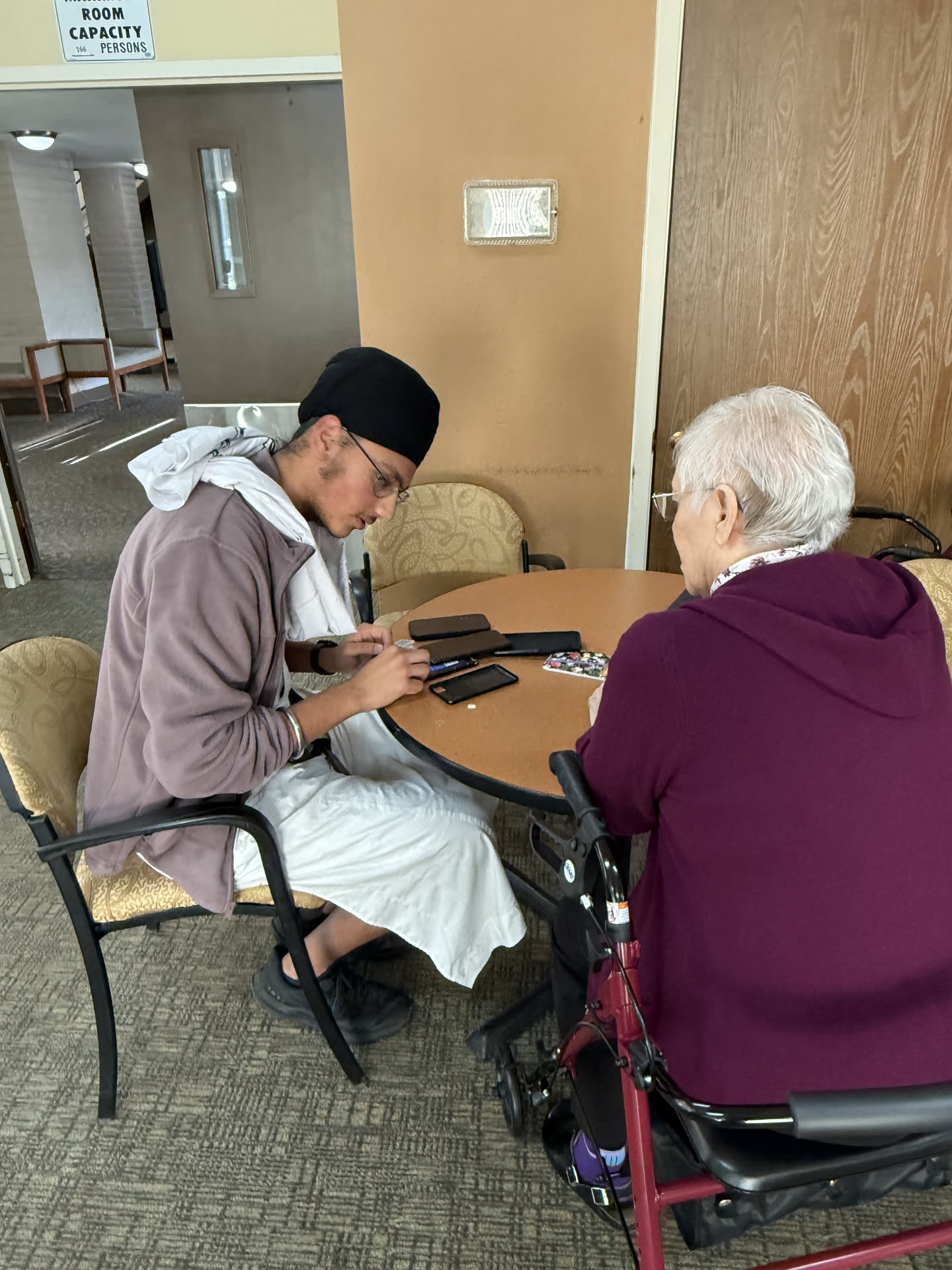 Senior learning with tablet